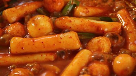  Ddeokbokki: Un trionfo di sapori piccanti e affumicati che ti conquisteranno il cuore!