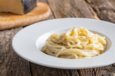  Il Piatto di Cacio e Pepe con Maiale: Un trionfo cremoso di sapori agrodolci!