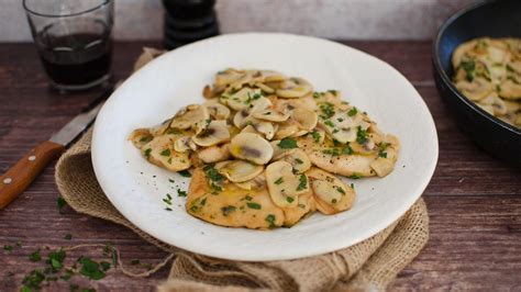  Pollo con Funghi di Qingyuan: Una Sinfonia di Sapori Piccanti e Aroma Ricco di Funghi!