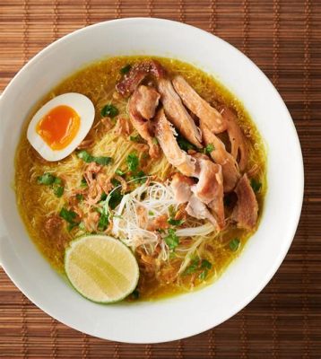   Soto Ayam: Un brodo avvolgente con una nota piccante che stuzzicherà i vostri sensi!