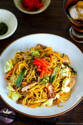 Yakisoba: Un piatto fritto che fonde sapori umami e spezie in un'esplosione di delizia!