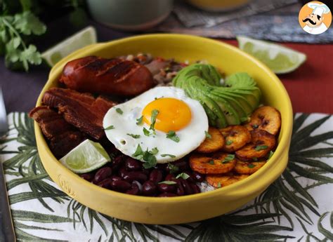 Bandeja Paisa: Un trionfo di sapori rustici e freschezza tropicale che ti lascerà senza fiato!