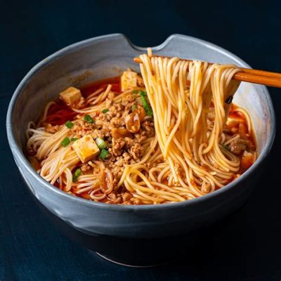  La Zhima Jiang Mian: Un piatto di noodles che combina sapori speziati e consistenze vellutate!