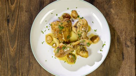  Pollo all' Aglio Nero e Funghi Shiitake: Un'Esplosione di Sapori Terrosi e Piccanti!