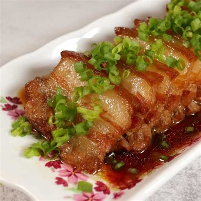  Shaoguan Braised Pork Belly: Un viaggio indimenticabile tra sapori piccanti e una texture irresistibilmente fondente!