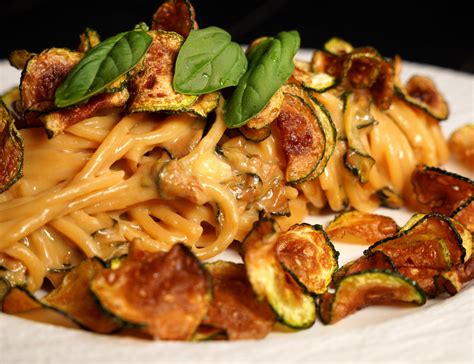  Spaghetti alla Nerano: Un piatto di pasta irresistibilmente cremoso che celebra la dolcezza dei fiori di zucca!